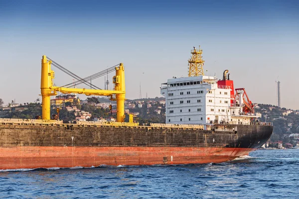 伊斯坦布尔博斯普鲁斯海峡大型货轮，货运水运概念 — 图库照片