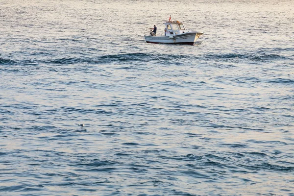 11 DE SETEMBRO DE 2017, TURQUIA, ISTANBUL: Pequeno barco de pesca no Mar de Mármara, Estreito do Bósforo em Istambul — Fotografia de Stock