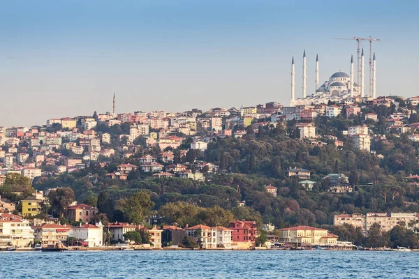 Construcción de la mezquita de Camlica, la más grande de Turquía, vista desde el Bósforo Estrecho del mar — Foto de Stock