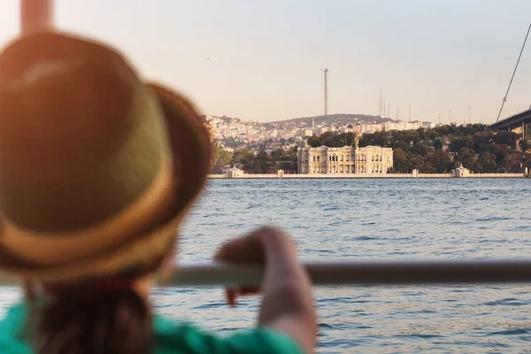 Una mujer feliz viaja en ferry marítimo a través del estrecho del Bósforo en Estambul y admira las vistas —  Fotos de Stock