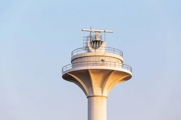Torre de radar ou farol de rádio que controla o tráfego marítimo no Estreito do Bósforo em Istambul, Turquia — Fotografia de Stock