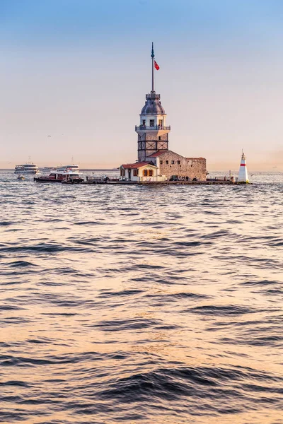 Gün batımında kızlık Kulesi, feribot tekne boğaz deniz görünümünden cruise — Stok fotoğraf