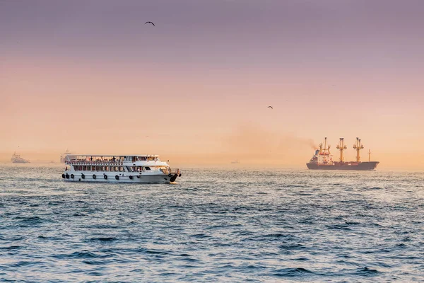Färjan och lastfartyg långt borta, hav och vatten transport konceptet — Stockfoto