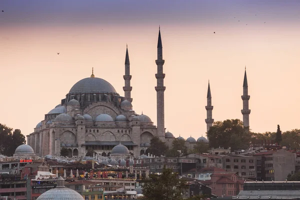 11 Eylül 2017, Türkiye, Istanbul: siluet ile Istanbul'da batımında Minare Camii — Stok fotoğraf