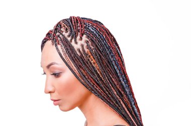 Beyaz kadınlarda renkli saç örgülü ince bezleri veya Afrika tarzı dreadlocks ile izole