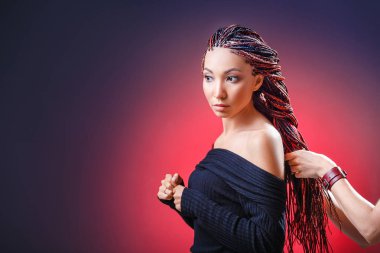 Kanekalon Zizi elinde bir Kuaför, yaratıcılık ve modaya uygun saç modeli kavramı ile renkli saç örgü