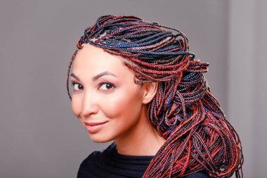 Kadınlar renkli saç uzatma ince bezleri ve afrobraids örgülü saç modeli