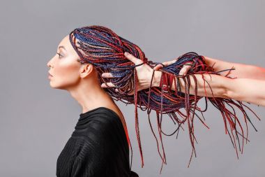 Kanekalon Zizi elinde bir Kuaför, yaratıcılık ve modaya uygun saç modeli kavramı ile renkli saç örgü