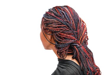 Beyaz kadınlarda renkli saç örgülü ince bezleri veya Afrika tarzı dreadlocks ile izole