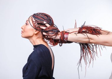 Kanekalon Zizi elinde bir Kuaför, yaratıcılık ve modaya uygun saç modeli kavramı ile renkli saç örgü