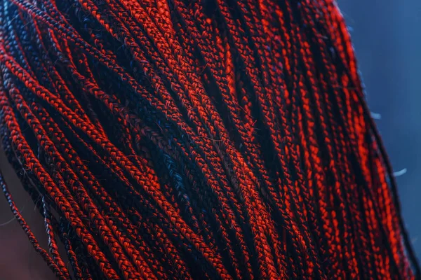 Close-up van afro pigtails vlechten in Zizi en Kanekalon techniek met multi-gekleurde draden en dreadlocks — Stockfoto
