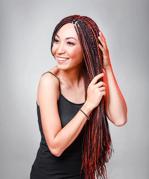 Женщины прическа с красочными удлинителями волос плетены тонкими косичками и афрокосичками — стоковое фото