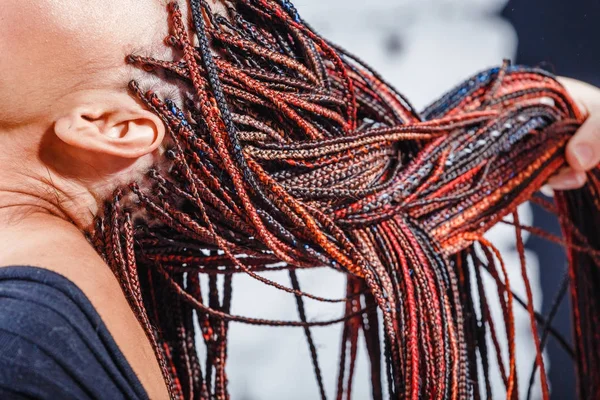 Close-up of afro pigtails braids in Zizi and Kanekalon technique with multi-colored threads and dreadlocks — Stock Photo, Image