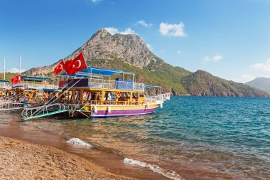 Panoramik kıyı Beach ile turistler için bekleyen Türk Bayraklı gemi cruise