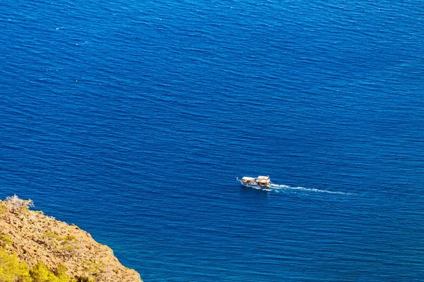 Vista aérea de la isla tropical y el yate navegando en un mar azul — Foto de Stock