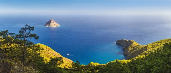 Vista panorámica de la isla y bahía con bosque salvaje en primer plano — Foto de Stock