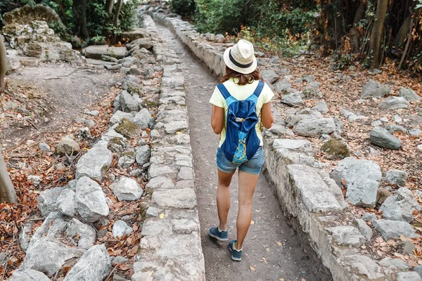 Jovem turista com mochila azul explorando a antiga cidade grega Olympos, perto da aldeia Cirali na Turquia — Fotografia de Stock