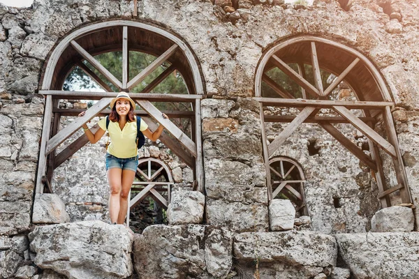 Joven turista femenina con mochila azul explorando la antigua ciudad griega Olympos, cerca del pueblo de Cirali en Turquía — Foto de Stock