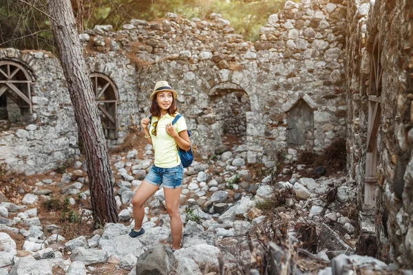 Šťastná žena turista cestuje v slavné starobylé město Olympos v Turecku, historické a koncept archeologie — Stock fotografie