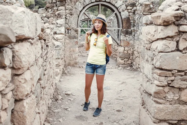 Mladé samice turistické s modrým batoh zkoumání starověké řecké město Olympos, poblíž vesnice Cirali v Turecku — Stock fotografie
