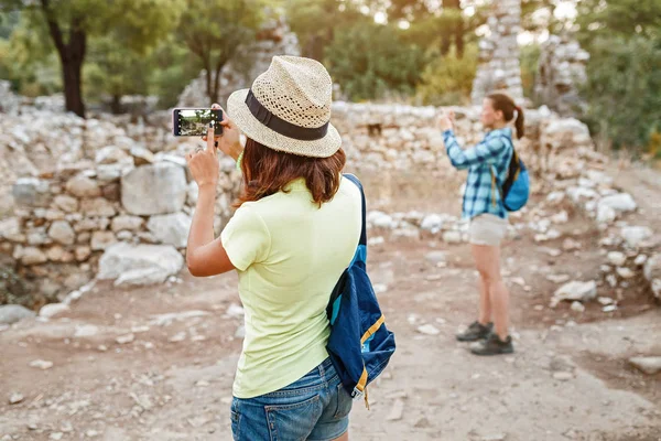 Junge Touristin mit blauem Rucksack erkundet antike griechische Stadt olympos, in der Nähe von cirali Dorf in der Türkei — Stockfoto