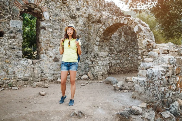 Mujer feliz turista viaja en la famosa ciudad antigua Olympos en Turquía, concepto histórico y arqueológico — Foto de Stock