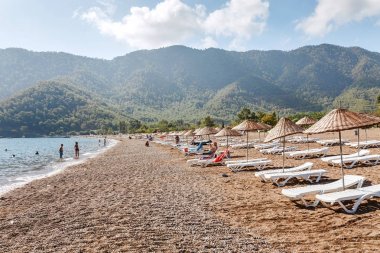 15 Eylül 2017, Adrasan, Türkiye: şezlong ve kumsalda turistlerin dinlenme