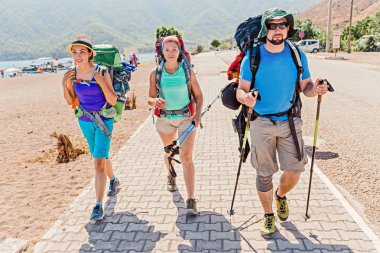Grup genç mutlu arkadaşlar öğrenci sırt çantaları, ormanın içinde sahil yolu ile Likya yolu boyunca seyahat. Yürüyüş ve Türkiye kavramında trekking