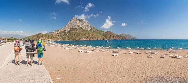 Grupo de excursionistas con mochilas caminando por Lycian camino cerca de la playa en Adrasan Bay, Turquía — Foto de Stock