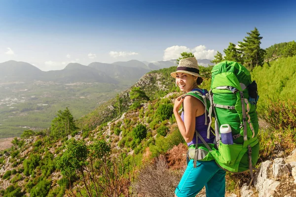 A young happy woman in a hiking trip with a backpack. Journey through the Lycian Way in Turkey — Stock Photo, Image