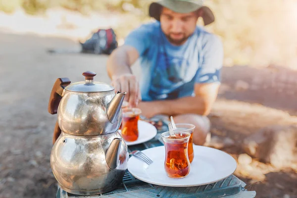 Chá turco tradicional no verão café rústico vintage ao ar livre para viajantes — Fotografia de Stock