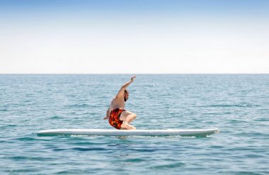 acemi sörfçü acemi deniz eğitim sırasında tahta düşüyor