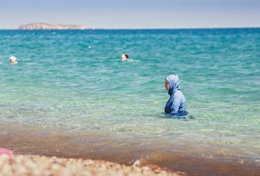 15 Eylül 2017, Chirali, Turkey: burqini, modern ve geleneksel islam moda kavramı denilen özel yüzme elbiseli bir denizde Müslüman kadın