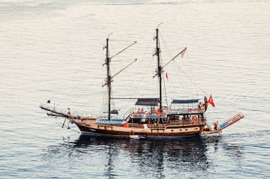 15 Eylül 2017, Çıralı, Türkiye: turist yelkenli gemi ile sahil kıyısından Bay quay üzerinde