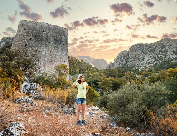 Mutlu kadın turizm seyahat ünlü antik kenti Olympos Türkiye, tarihi ve Arkeoloji kavramı