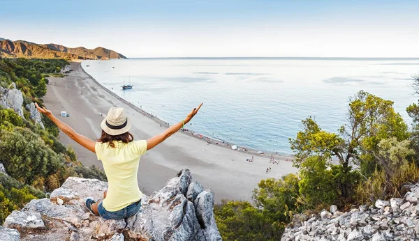 kadın turist zevk Akdeniz deniz görünümü üzerinde dağın tepesinde, Çıralı, Türkiye