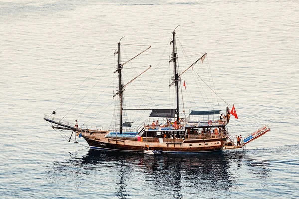 2017. szeptember 15., Cirali, Törökország: turisztikai vitorlás hajó az öbölben a part, a strand közelében a rakparton — Stock Fotó