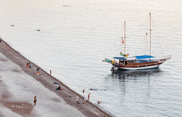 15 SETEMBRO 2017, CIRALI, TURQUIA: Navegação turística no cais na baía perto da costa com a praia — Fotografia de Stock