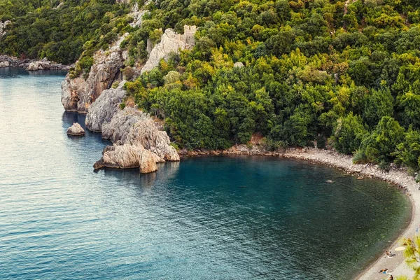 Salvaje tranquila bahía deshabitada entre los bosques en el mar Mediterráneo en Turquía — Foto de Stock