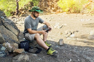 adam eBook bir plajda açık havada, eğlence gezi hiking, okuma
