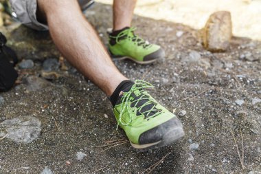 Adam ayakları üzerinde yeşil düşük modern Hiking ayakkabıları portre