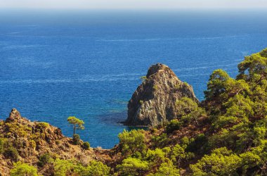 Akdeniz kayalık ada uçurum