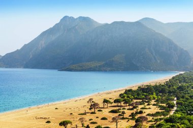 Nın en güzel plajlarından birinde dünya ve Türkiye - Çıralı veya Chirali Antalya, Akdeniz ile dev dağlarla çevrili kurulu yakınındaki hava panoramik manzaralı