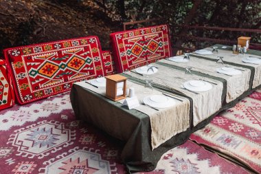 renkli Türk açık hava restoranı geleneksel desenleri ile kanepeler ile