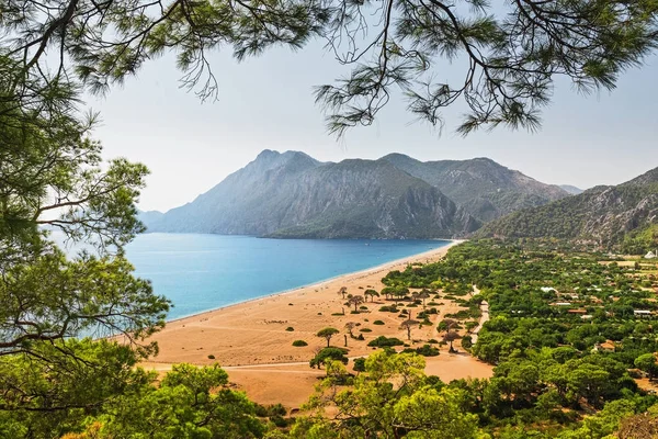 Panorama Flygfoto över en av de vackraste stränderna i världen och Turkiet - Cirali eller Chirali nära Antalya, omgivet av majestätiska berg och Medelhavet — Stockfoto