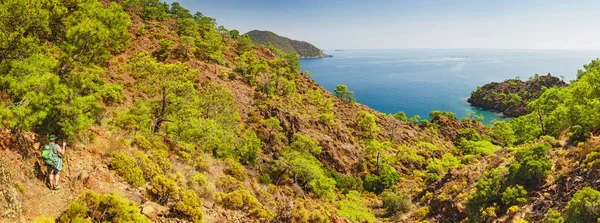 Paisaje de la costa mediterránea con hermosa naturaleza en Turquía — Foto de Stock