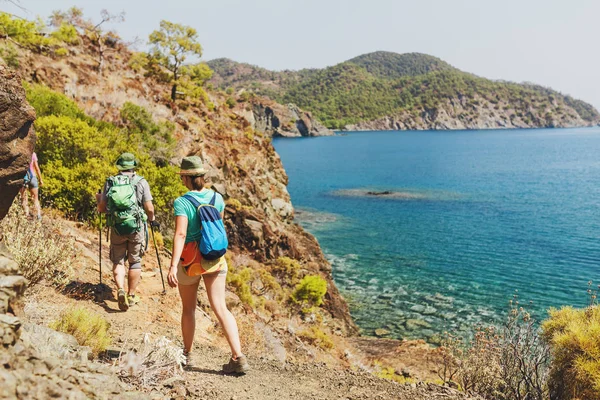 Grupo de excursionistas caminando por el sendero Lycian Way a lo largo de la playa salvaje y las montañas en Turquía — Foto de Stock