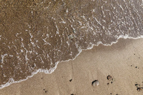 Primo piano di onda di mare su una spiaggia — Foto Stock