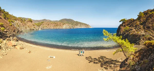 Grupo de jóvenes divirtiéndose y abrazándose en la playa juntos. Concepto de vacaciones con amigos en Turquía — Foto de Stock