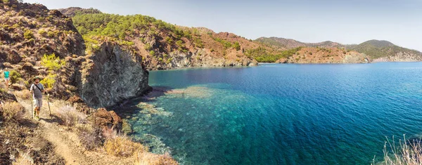 Salvaje tranquila bahía deshabitada entre los bosques en el mar Mediterráneo en Turquía — Foto de Stock